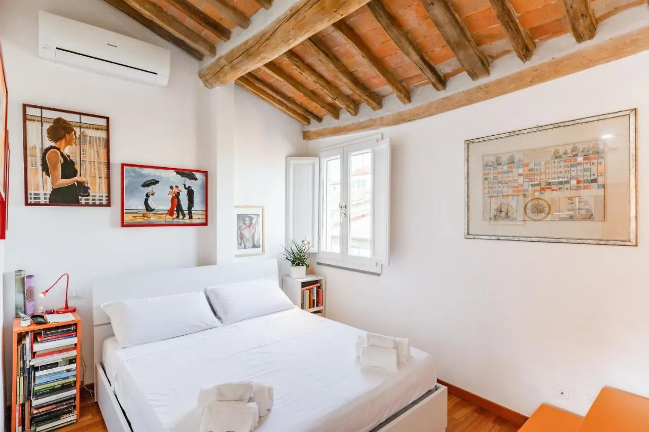 Piazza Dei Cavalieri Orange Attic Apartment Pisa Italy